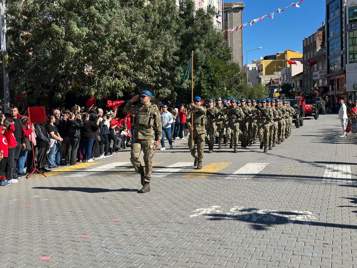 29 Ekim Cumhuriyet Bayramının 102. Yıl Dönümünü Burhaniyeli Hemşehrilerimizle Birlikte Büyük Bir Gurur ve Coşkuyla Kutladık.

#Burhaniye 
#29EkimCumhuriyetBayramı