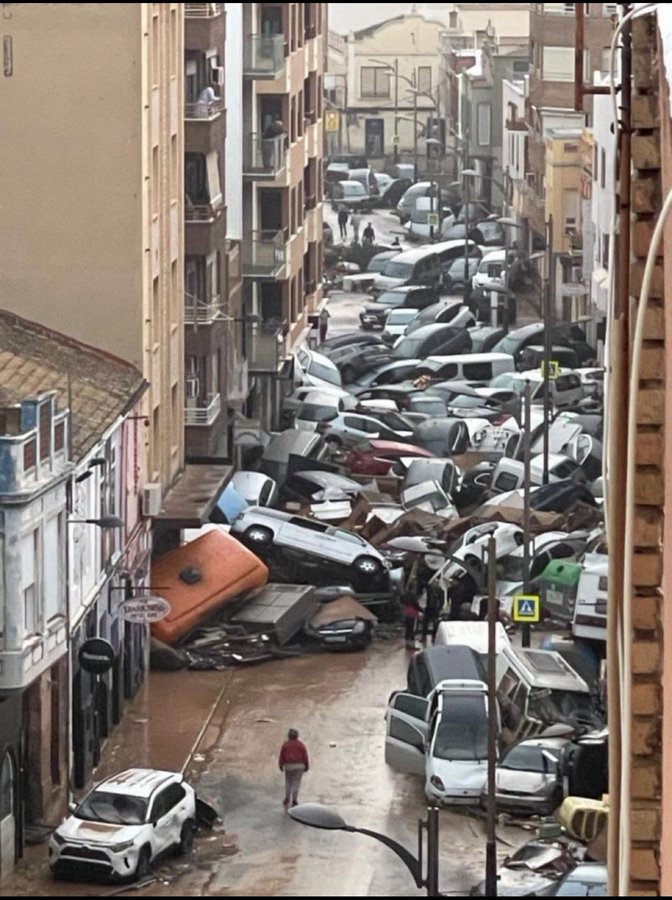 TriniFernan's tweet photo. #Dana
#Todossomosvalencia
#29deOctubre 🖤🖤🥀🥀 https://t.co/hei7ujEUn1