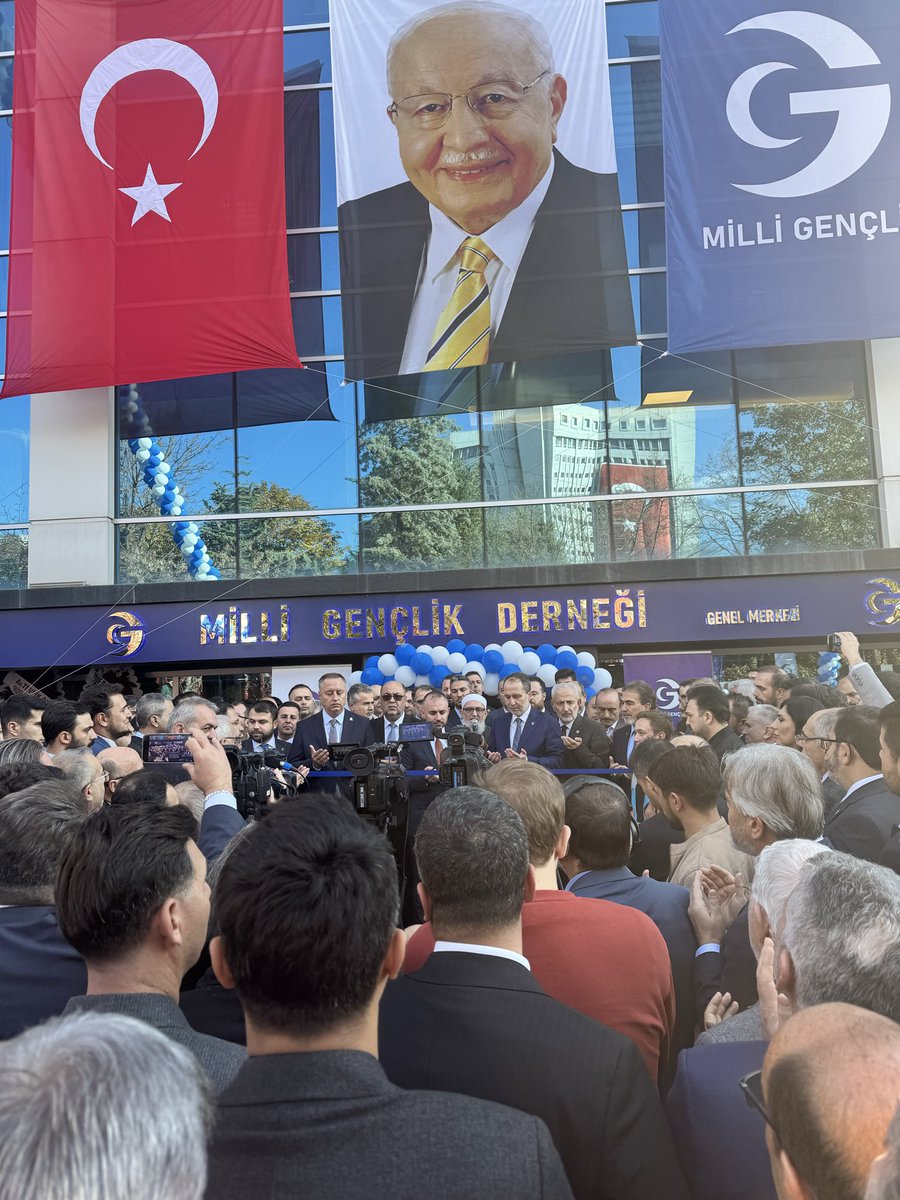 Milli Gençlik Derneği’nin Genel Merkez Binası’nın açılışında bulunduk.
Bu ülkenin geleceğini omuzlayan gençlerimizin, milli ve manevi değerlerle donanmış şekilde yetişmesine katkı sunan her çaba bizler için kıymetlidir.
Emeği geçen herkese gönülden teşekkür ediyor, hayırlı