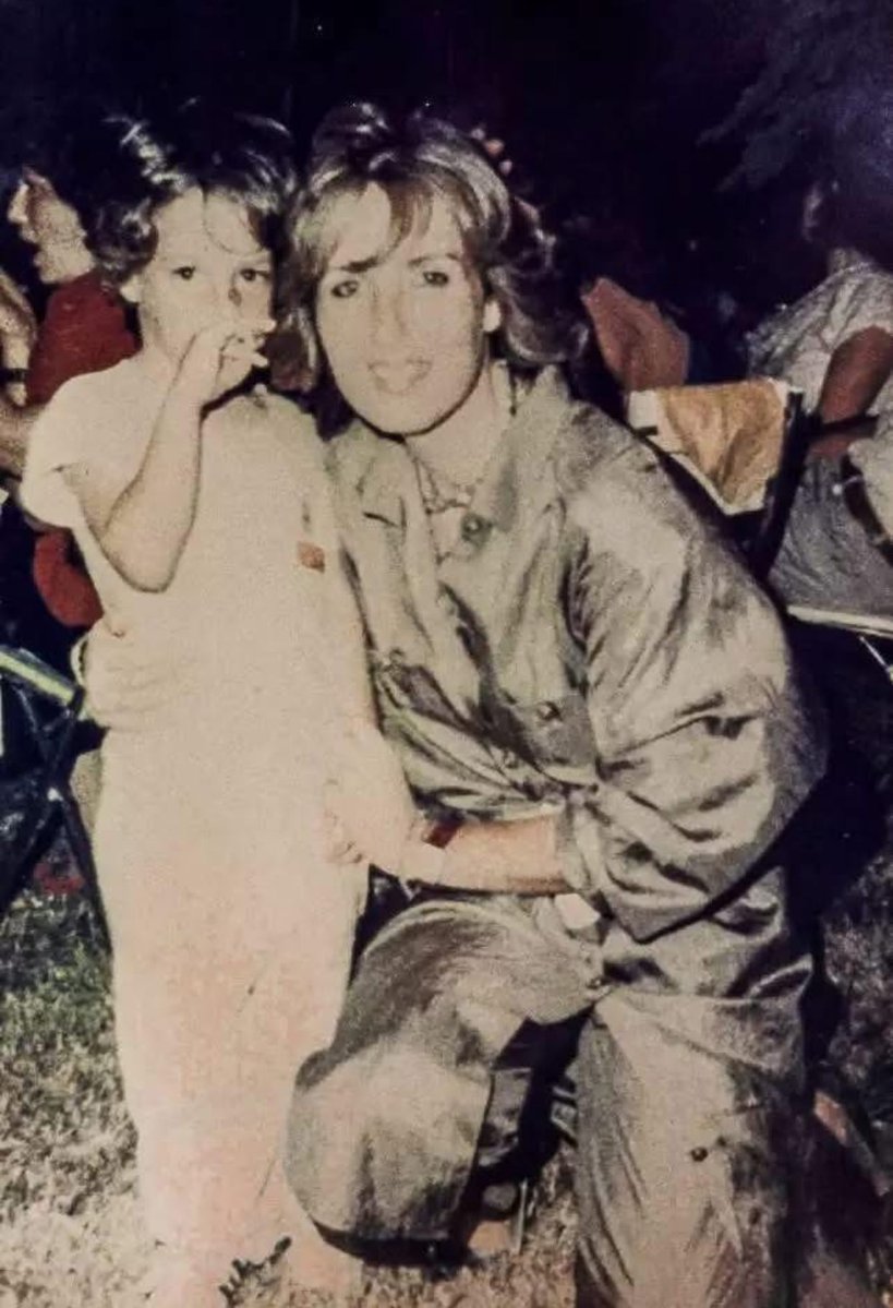 Schmerz der trauernden Familien nach der Befreiung von 2000 Terroristen.

Nur einen Tag nach seiner Entlassung aus dem Gefängnis interviewte das offizielle Fernsehen der Palästinensischen Autonomiebehörde den abscheulichen Terroristen Muhammad Daoud, der Ofra Moses und ihren