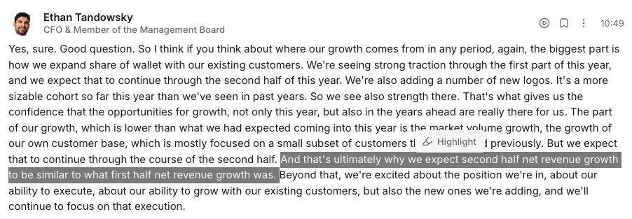 De outlook is niet verlaagd, althans niet nu. In de H1 call had Ethan Tandowsky aangegeven dat de omzetgroei in H2 gelijk zou zijn aan H1. H1 20% YoY (CC 21%), Q3 20% YoY (CC 23%).