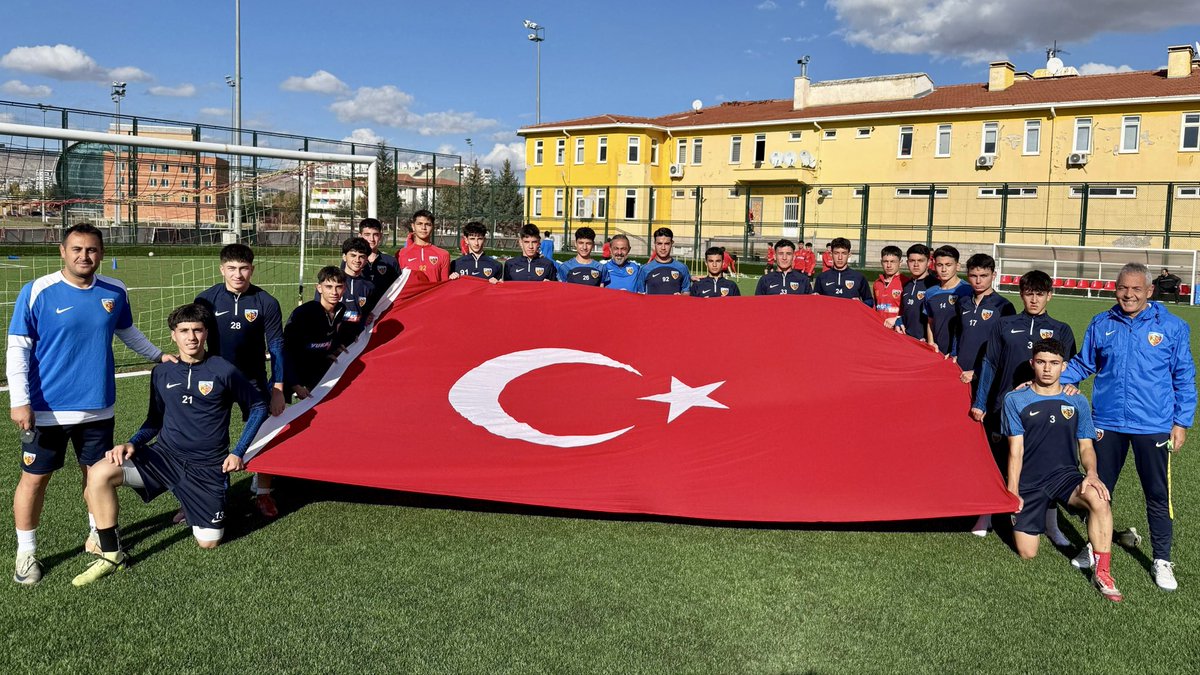 🇹🇷 U17 Takımımız, antrenman öncesi Ay-Yıldızlı bayrağımızı açarak 29 Ekim Cumhuriyet Bayramı’nı kutladı.