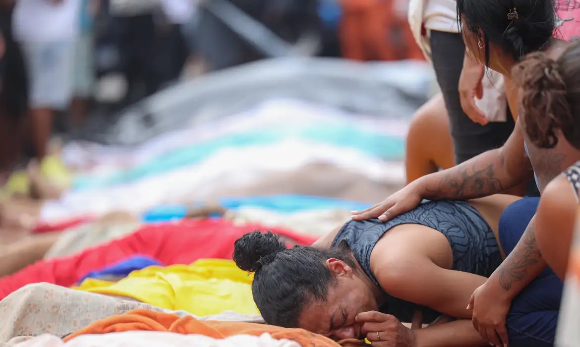 O objetivo da chacina no Rio de Janeiro era chamar a atenção mundial para o nosso país, na expectativa de intervenção externa!

A mesma intervenção solicitada por Eduardo, Jair e Flavio Bolsonaro 
Inclusive o secretário de segurança do RJ foi indicado pelo Eduardo 

Foram mais de