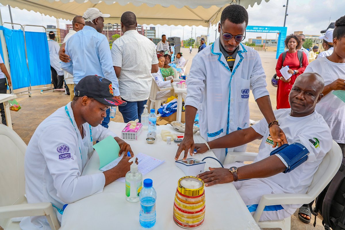 UNBenin's tweet photo. Pour #UN80, place à la proximité avec les populations ! 
Dépistage gratuit des risques cardio-vasculaires, cancers gynécologiques &amp; du sein, expositions innovantes et don de 🩸.
@UNBenin au service de toutes et tous.
#UN80 #SantePourTous #Agenda2030 https://t.co/hhvp0S9SH3