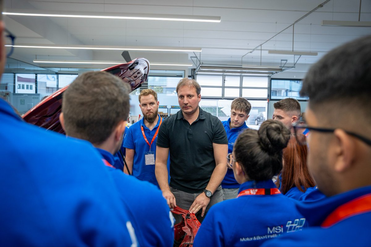 🧑‍🏫Los alumnos de Motorsport Technician Starter ponen en práctica la teoría vista en clase con el GR86 de la GR Cup Spain como ejemplo para entender los componentes del vehículo