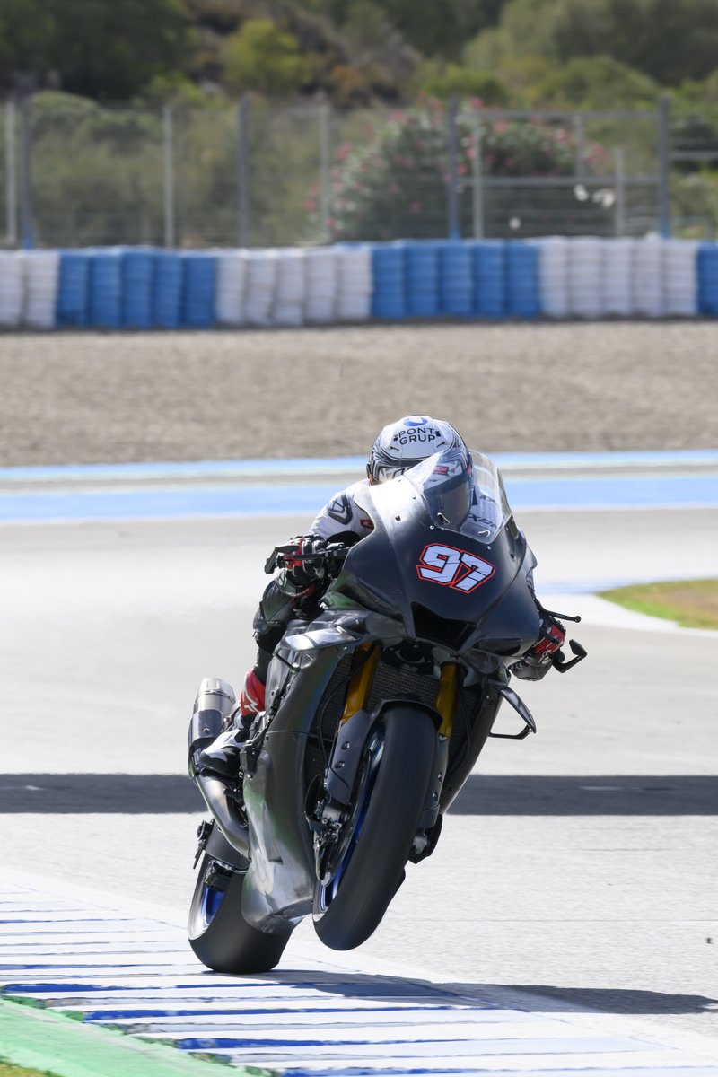 Naked carbon R1 #WheelieWednesday ✊ <a href="/XaviVierge/">Xavi Vierge Zafra</a>