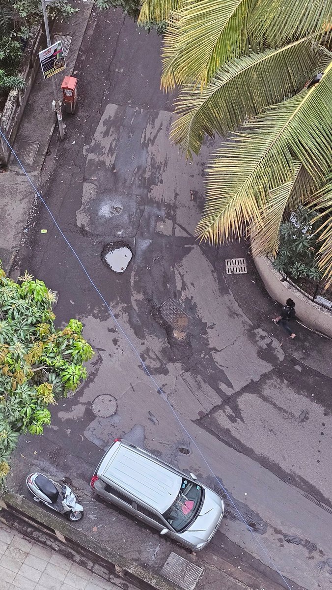 Prateek2101's tweet photo. @mybmc @mybmcWardPS Its been more than 7 days, the pothole is getting bigger day by day. Still no response from any ward. @mybmc @mybmcWardPS request you to act swiftly on this
#goregaon #city #mumbai #dindoshi #oberoi 

@MaladWelfare https://t.co/u2dcAxyb4l