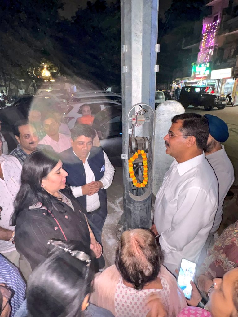 basoya_neeraj's tweet photo. जहाँ रोशनी, वहीं समृद्धि — यही है विकसित दिल्ली का संकल्प।

आज अमर कॉलोनी गुरु नानक मार्केट में माननीय नई दिल्ली सांसद सुश्री बांसुरी स्वराज जी की गरिमामयी उपस्थिति में हाई मास्ट लाइट का लोकार्पण कर इसे जनता को समर्पित किया गया.यह महत्वपूर्ण सुविधा निगम पार्षद भाई शरद कपूर जी द्वारा अपने पार्षद निधि (Councillor Fund) से कराई गई पहल का परिणाम है।

इस अवसर पर अमर कॉलोनी मंडल अध्यक्ष श्री सचिन आहूजा जी, मंडल पदाधिकारीगण, मार्केट की RWA के पदाधिकारीगण तथा बड़ी संख्या में स्थानीय निवासी उपस्थित रहे।

यह हाई मास्ट लाइट जनसुरक्षा, व्यापारिक सुगमता और ‘भरोसे के साथ विकास’ की दिशा में उठाया गया एक सार्थक एवं दूरदर्शी कदम है।
#ViksitDelhi 
@BansuriSwaraj