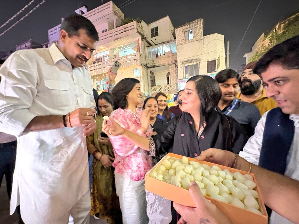 basoya_neeraj's tweet photo. जहाँ रोशनी, वहीं समृद्धि — यही है विकसित दिल्ली का संकल्प।

आज अमर कॉलोनी गुरु नानक मार्केट में माननीय नई दिल्ली सांसद सुश्री बांसुरी स्वराज जी की गरिमामयी उपस्थिति में हाई मास्ट लाइट का लोकार्पण कर इसे जनता को समर्पित किया गया.यह महत्वपूर्ण सुविधा निगम पार्षद भाई शरद कपूर जी द्वारा अपने पार्षद निधि (Councillor Fund) से कराई गई पहल का परिणाम है।

इस अवसर पर अमर कॉलोनी मंडल अध्यक्ष श्री सचिन आहूजा जी, मंडल पदाधिकारीगण, मार्केट की RWA के पदाधिकारीगण तथा बड़ी संख्या में स्थानीय निवासी उपस्थित रहे।

यह हाई मास्ट लाइट जनसुरक्षा, व्यापारिक सुगमता और ‘भरोसे के साथ विकास’ की दिशा में उठाया गया एक सार्थक एवं दूरदर्शी कदम है।
#ViksitDelhi 
@BansuriSwaraj