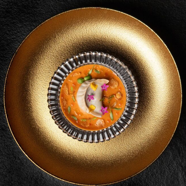 Michelin's tweet image. 🔥 MICHELIN Guide Texas 2025 turns up the heat:
3 new Starred restaurants 🌟
8 new Bib Gourmands 🍽️
Congrats to all the chefs and teams! 
Learn more : michelin.com/en/publication…
#MICHELINGuide
Credit photo : Raydon Creative / Musaafer