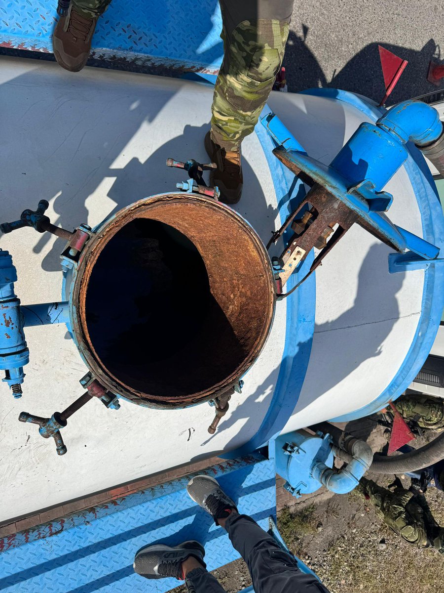 FFAAECUADOR's tweet image. Combustible ilegal decomisado en Lago Agrio

#Sucumbíos | Las Fuerzas Armadas del Ecuador a través del Bloque de Seguridad, durante operaciones militares de control en el puente sobre el río Aguarico, cantón #Lago Agrio, identificó un vehículo tipo vacuum, cuyo conductor abandonó