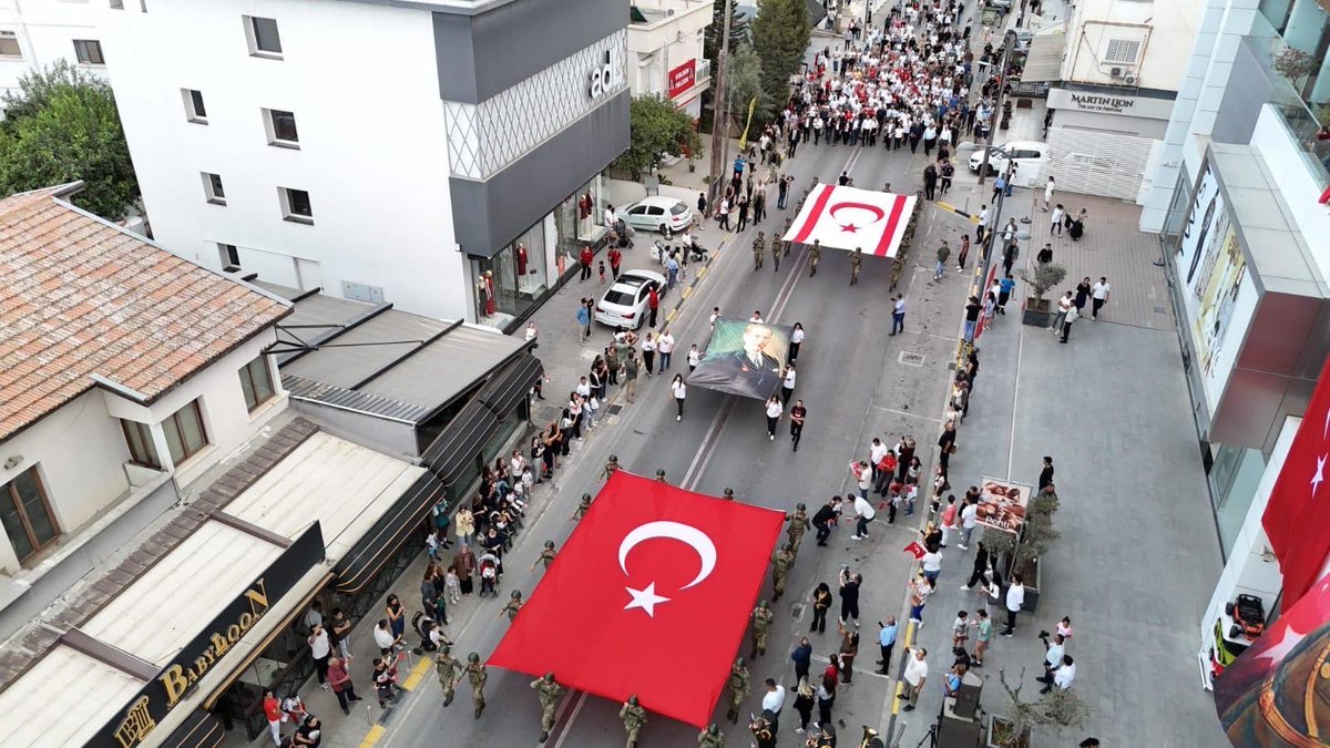29 Ekim Cumhuriyet Bayramı kutlamaları Lefkoşa Atatürk Anıtında çelenk sunma töreni ile başlamış ve Dereboyu Caddesinde düzenlenen Cumhuriyet Kortejiyle devam etmiştir.