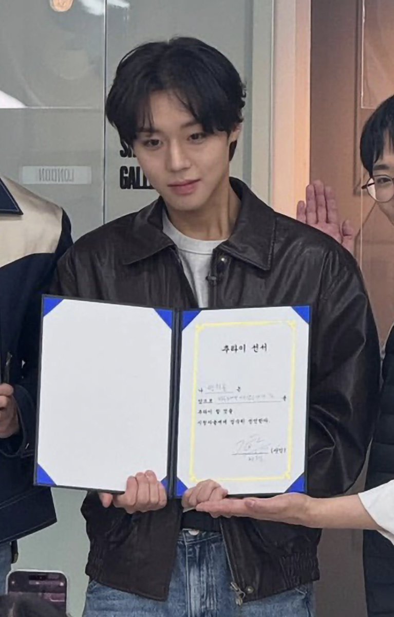 gongsaO4's tweet photo. 헐 ㅋㅋ 이거 왤케
연시은 형사님 느낌이지
오랫동안 용의자도 못 추려낸 사건 범인 잡고
표창 받은 연형사 
행사 끝나고 바로 현장 출동하심… 
그 형사님 왼손 약지에는 늘
까*띠에 최고가 라인 웨딩링 끼워져있음
가끔 범인 쫓다가 다쳐서 응급실 가면
30분 내로 웨딩링 주인공 달려옴 https://t.co/Ik4LtlVLny