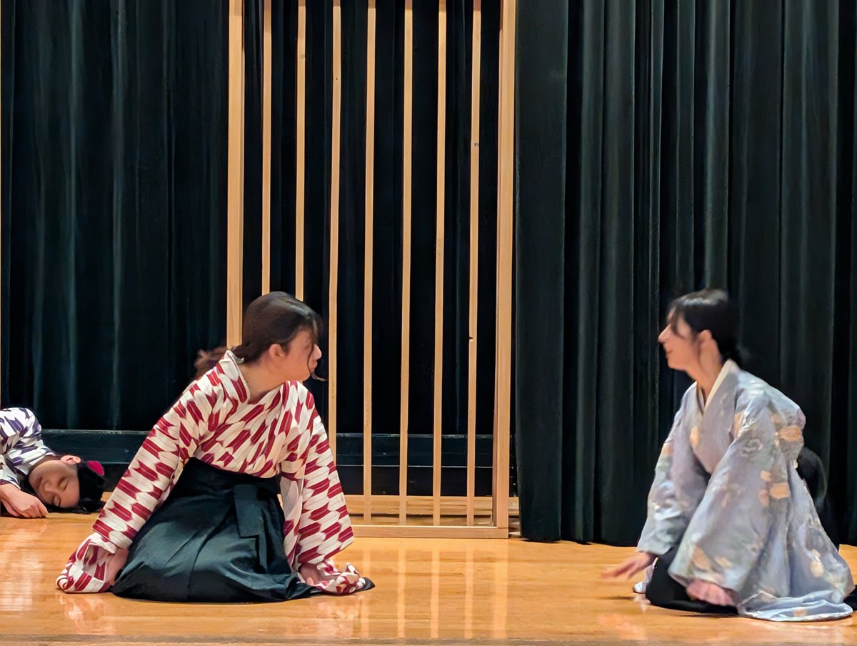 tgtenchi's tweet photo. 【「フートボールの時間」稽古24回目】
美術を組んでの稽古でした。7月から稽古スタートしてついに稽古最終回を迎えました。役が宿り全員がはまり役と言っていい出来です。明後日からは照明が入っての仕上げ。いよいよお客様と直にお会いできる日が近づいてきました。 https://t.co/XePvwpF2tz