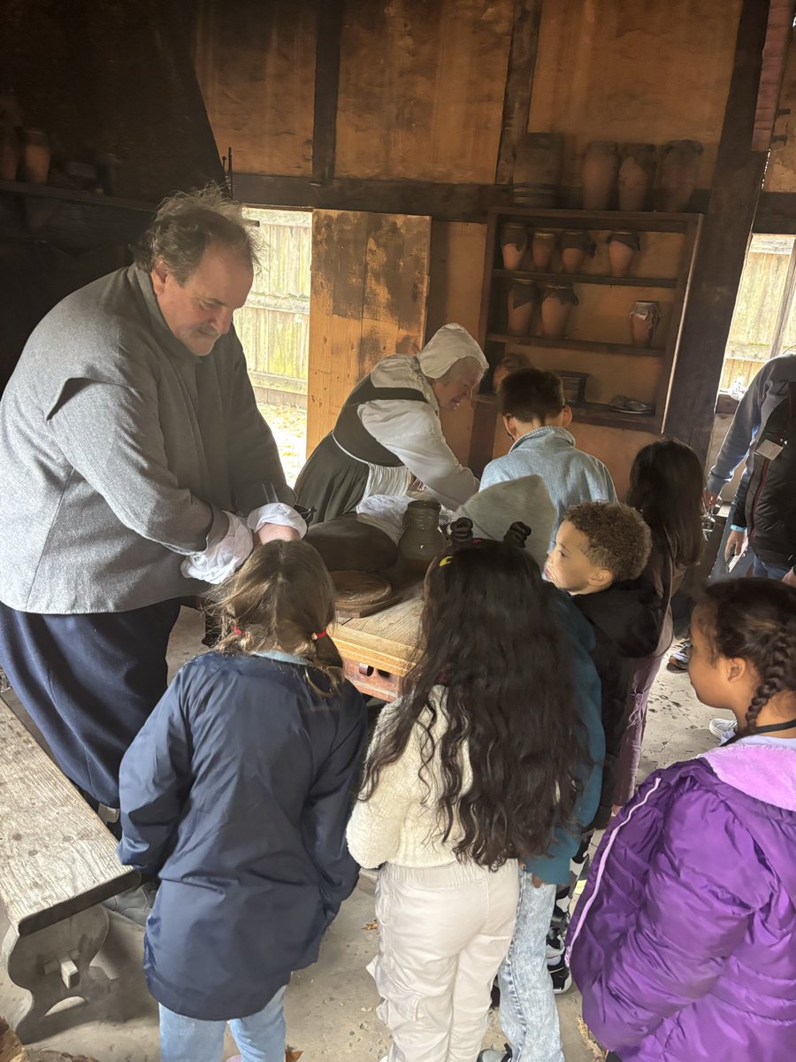 gses_929's tweet photo. 2nd grade Eagles traveled back in time, straight to Jamestown! ⛵️Eagles learned how early settlers lived and saw history come alive before their eyes! ✨ #OneNNPS #NNPSProud #Virginia https://t.co/jS75FtTyz1
