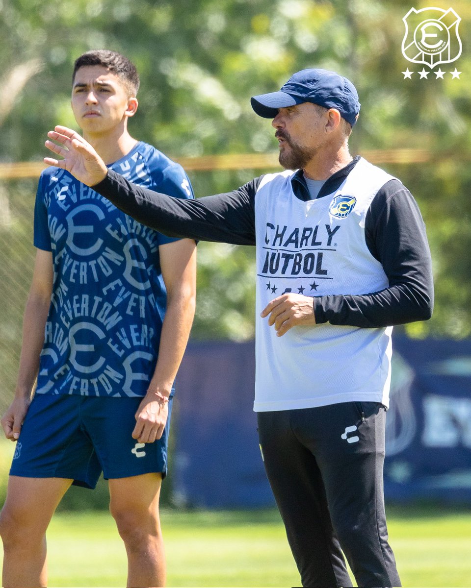 evertonsadp's tweet photo. ¡El equipo ya está bajo las órdenes de Javier Luis Torrente! 🔥. Nueva jornada de entrenamiento con el foco puesto en el partido del domingo 🔜.
¿Quieres ver más fotos del profe? 👁 ¡Ingresa a la #EverApp 📲 y busca la galería exclusiva de nuestro estratega! 📸
🔹️ #YoCreoEnElEforé • #VamosEverton • #Evertonízate 🔸️
