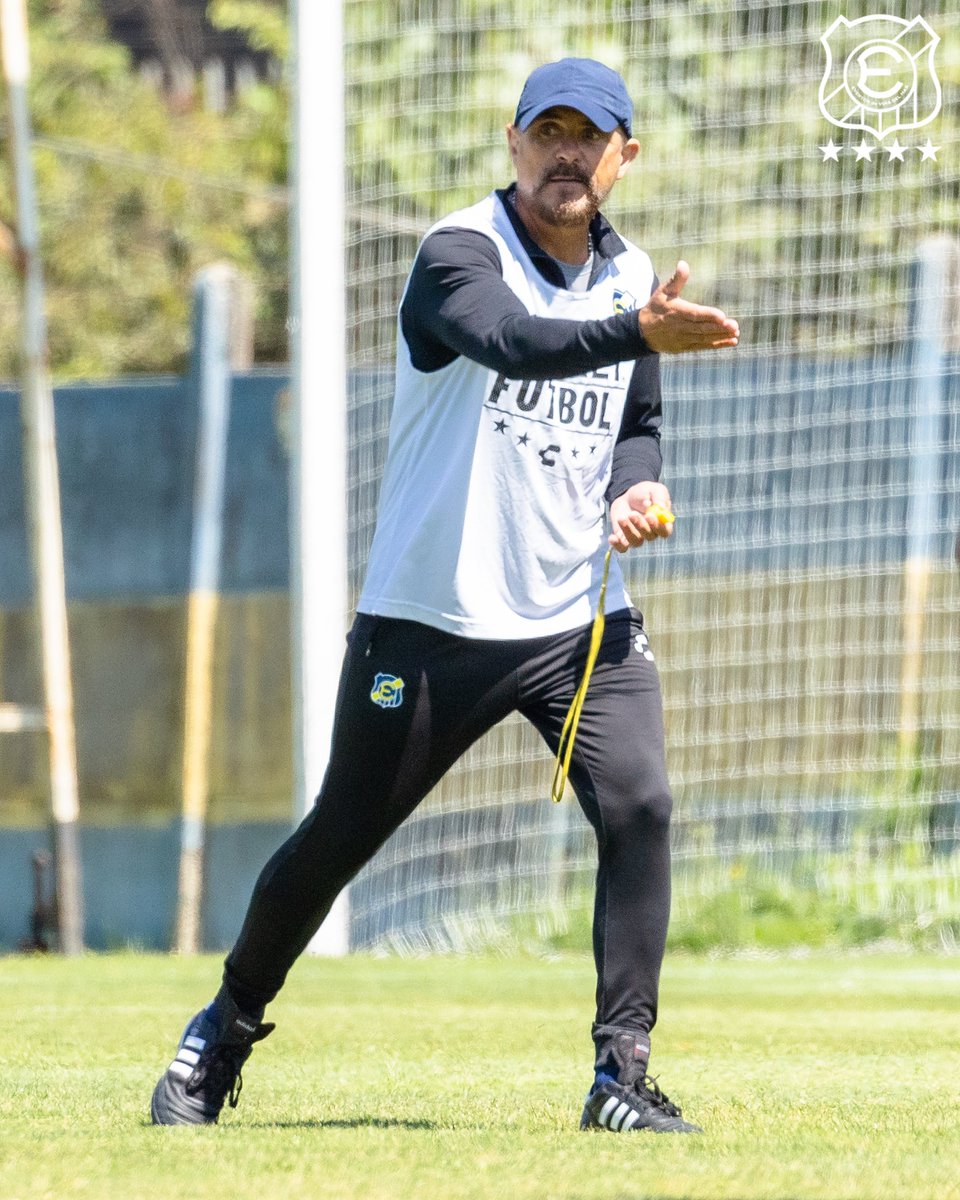 evertonsadp's tweet photo. ¡El equipo ya está bajo las órdenes de Javier Luis Torrente! 🔥. Nueva jornada de entrenamiento con el foco puesto en el partido del domingo 🔜.
¿Quieres ver más fotos del profe? 👁 ¡Ingresa a la #EverApp 📲 y busca la galería exclusiva de nuestro estratega! 📸
🔹️ #YoCreoEnElEforé • #VamosEverton • #Evertonízate 🔸️