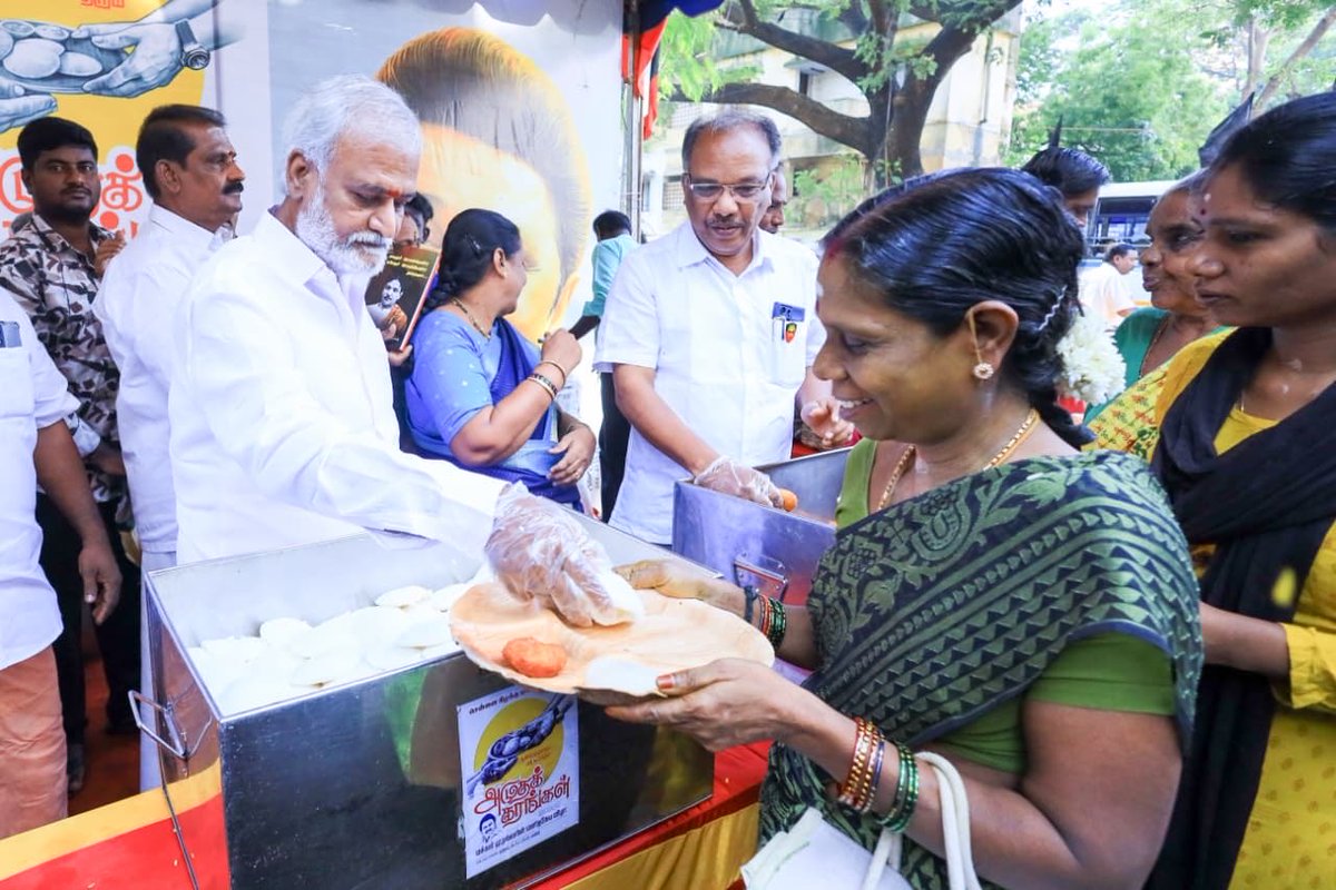 PKSekarbabu's tweet photo. #அன்னம்_தரும்_அமுதக்கரங்கள் | 252வது நாள்

மாண்புமிகு முதலமைச்சர் திரு.@mkstalin அவர்களின் 72வது பிறந்தநாளை முன்னிட்டு சென்னை கிழக்கு மாவட்ட திமுக சார்பில், நமது ஏற்பாட்டில் 365 நாட்களும், நாள் ஒன்றுக்கு 1000 நபர்களுக்கு காலை உணவு வழங்கும் "அன்னம் தரும் அமுதக்கரங்கள்" (1/2) https://t.co/ygRUZmlNqD