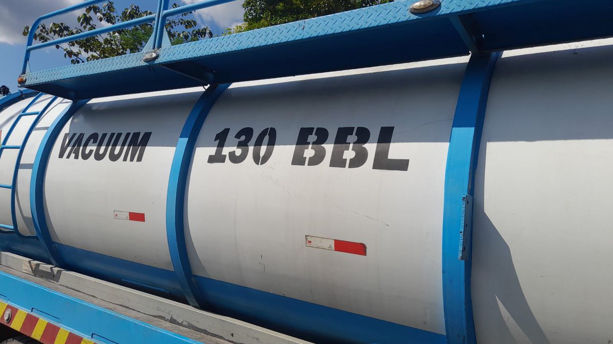 FFAAECUADOR's tweet image. Combustible ilegal decomisado en Lago Agrio

#Sucumbíos | Las Fuerzas Armadas del Ecuador a través del Bloque de Seguridad, durante operaciones militares de control en el puente sobre el río Aguarico, cantón #Lago Agrio, identificó un vehículo tipo vacuum, cuyo conductor abandonó