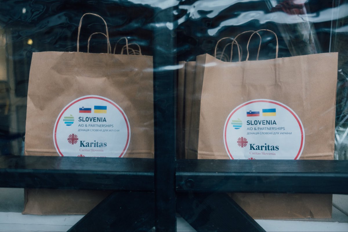 In the public kitchen in #Zhytomyr 🇺🇦, supported also by 🇸🇮, 500 warm meals are prepared and distributed five times a week.

During her visit, MFEA <a href="/tfajon/">Tanja Fajon</a> handed over a vehicle for transporting food and aid to internally displaced persons in the area.

The project is implemented