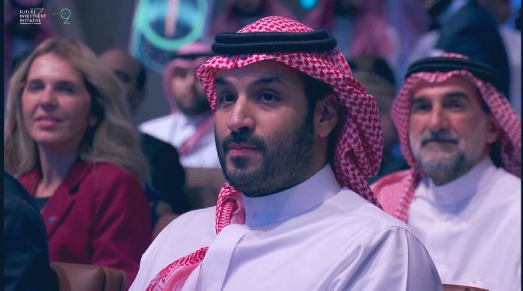🚨سيدي #ولي_العهد الامير محمد بن سلمان في منتدى مبادرة مستقبل الاستثمار ..

في هذه القاعة عمالقة المال والاقتصاد يديرون ما يفوق 23 تريليون دولار نحو 22٪ من اقتصاد العالم💰🌎🇸🇦

#مبادرة_مستقبل_الاستثمار