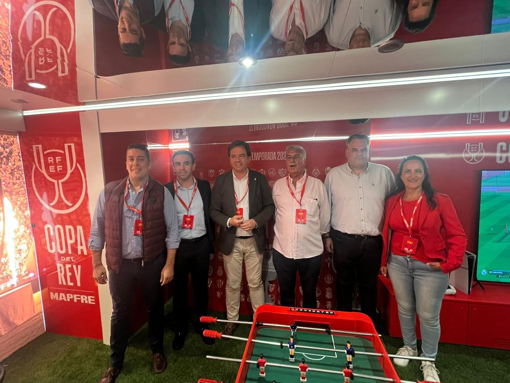 🙌 Con motivo del partido histórico de esta noche entre el <a href="/ciudaddelucena/">C.D Ciudad de Lucena</a> y <a href="/VillarrealCF/">Villarreal CF</a>, hoy hemos recibido la visita del autobús oficial de MAPFRE, patrocinador de la Copa del Rey 🏆⚽, que acerca la emoción de esta competición a toda España.

¡Gracias por contar con #Lucena!