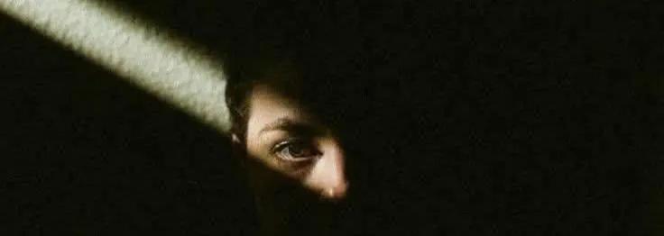 Mendung menggantung di langit senja
Belum menangis hanya bermuka suram
Dan inilah hal terkonyolku;
Aku merayu langit agar tetap jingga
Kemudian terbakar aku
Sebab inginku tak di-indahkan

Murung aku semalam-malaman
Seolah langit begitu kejam membuang jingga dari ujung jubahnya
—