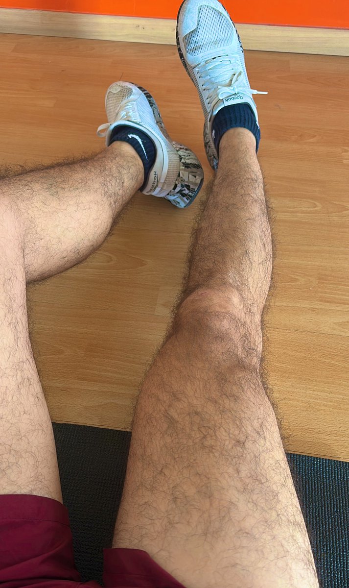 G_R0cha's tweet photo. Tennis suscios
Bronceado nulo
Pero bien ejercitado 

#CasiMorimosHoy #Logramos https://t.co/H8y4pFv2qF