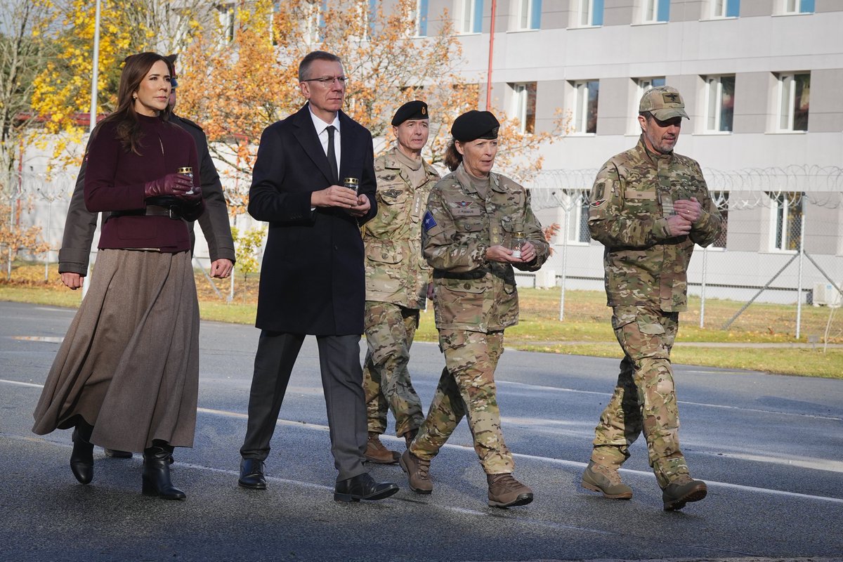 29. oktobrī Valsts prezidents <a href="/edgarsrinkevics/">Edgars Rinkēvičs</a>, Viņa Majestāte Dānijas karalis Frederiks X un Viņas Majestāte Dānijas karaliene Mērija apmeklēja Ādažu vidusskolu un Ādažu militāro bāzi.

Vairāk info:
🔗president.lv/lv/jaunums/fot…
📹youtu.be/bwVU4hJunaU?si…
📷flic.kr/s/aHBqjCyNMq