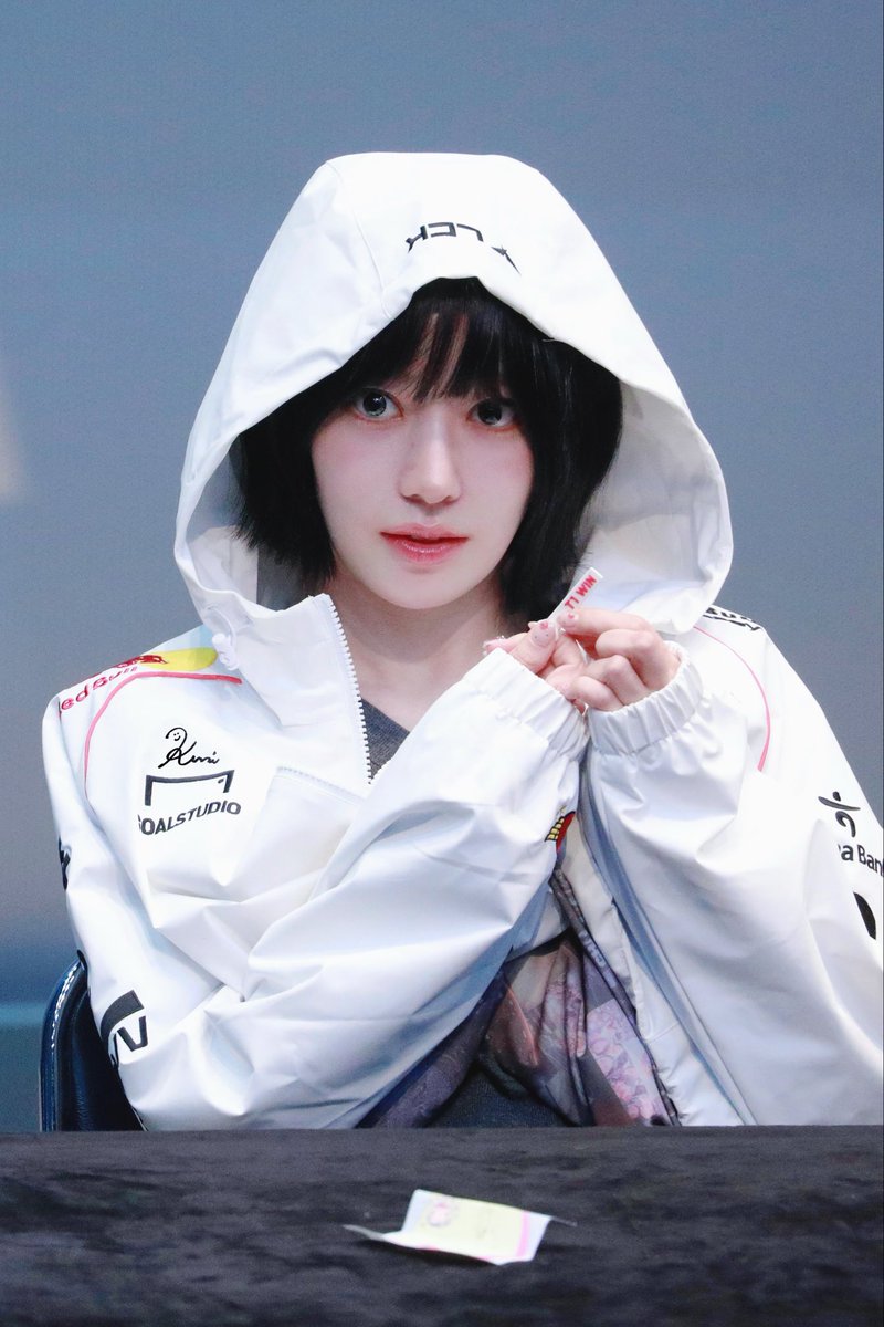 ACT LIKE AN ANGEL AND DRESS LIKE A WINNER!!

A Sakura (LE SSERAFIM, IZ*ONE) apareceu hoje no fan meeting usando o casaco do Worlds 2024. 🤩

Importante lembrar que a Chaewon, também do LSFM, já apareceu vestindo T1. Será que a gente consegue o grupo todo? 2/5 já foram!🔥