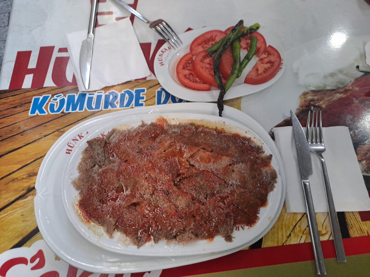 Balıkesir'de döner denince akla gelen ilk mekanlardan biridir Hünkâr. Kömür ateşinde etiyle, yağıyla lezzetli bir döner.