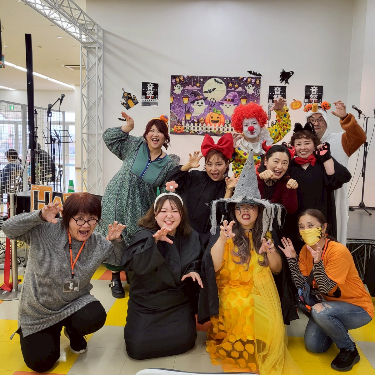 otofes_2025's tweet photo. 【音祭～OTOFES～vol.3】
goo-speさんのゴスペルで映画やアニメの世界を、トウキヨウヒヰローさんはモノマネステージをハロウィンバージョンでお届けしました。ご観覧の皆様ありがとうございました。じゃんけん大会も盛り上がったよ♪
#トウキヨウヒヰロー
#グースペ
#ハロウィン
#ガーデン前橋 https://t.co/Qy3PAvmbCF