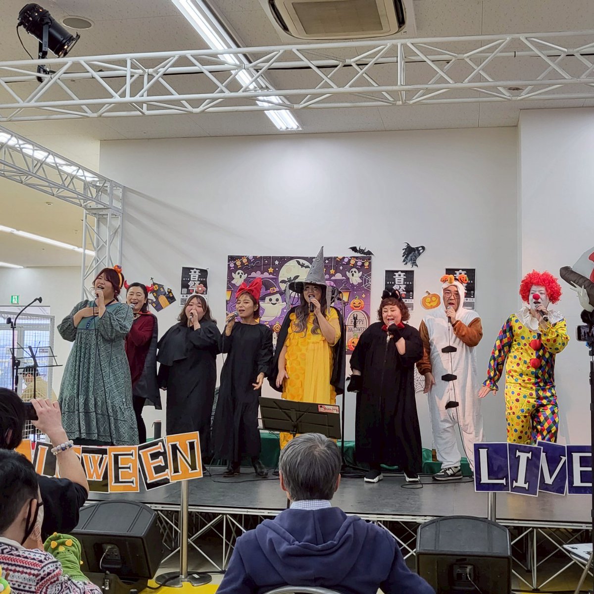 otofes_2025's tweet photo. 【音祭～OTOFES～vol.3】
goo-speさんのゴスペルで映画やアニメの世界を、トウキヨウヒヰローさんはモノマネステージをハロウィンバージョンでお届けしました。ご観覧の皆様ありがとうございました。じゃんけん大会も盛り上がったよ♪
#トウキヨウヒヰロー
#グースペ
#ハロウィン
#ガーデン前橋 https://t.co/Qy3PAvmbCF
