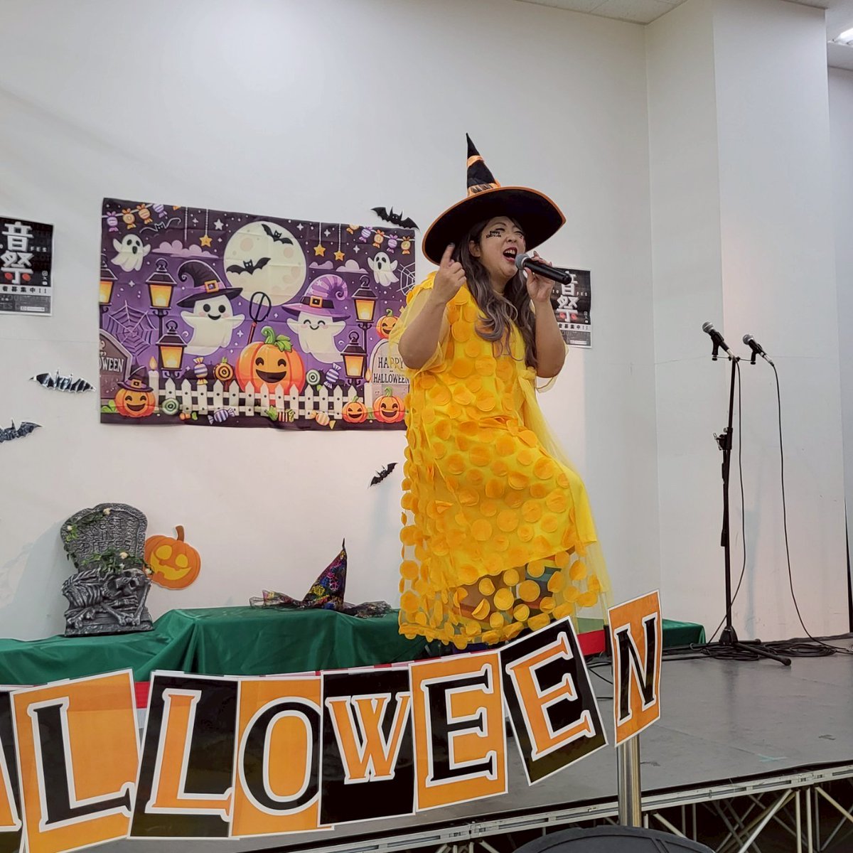 otofes_2025's tweet photo. 【音祭～OTOFES～vol.3】
goo-speさんのゴスペルで映画やアニメの世界を、トウキヨウヒヰローさんはモノマネステージをハロウィンバージョンでお届けしました。ご観覧の皆様ありがとうございました。じゃんけん大会も盛り上がったよ♪
#トウキヨウヒヰロー
#グースペ
#ハロウィン
#ガーデン前橋 https://t.co/Qy3PAvmbCF