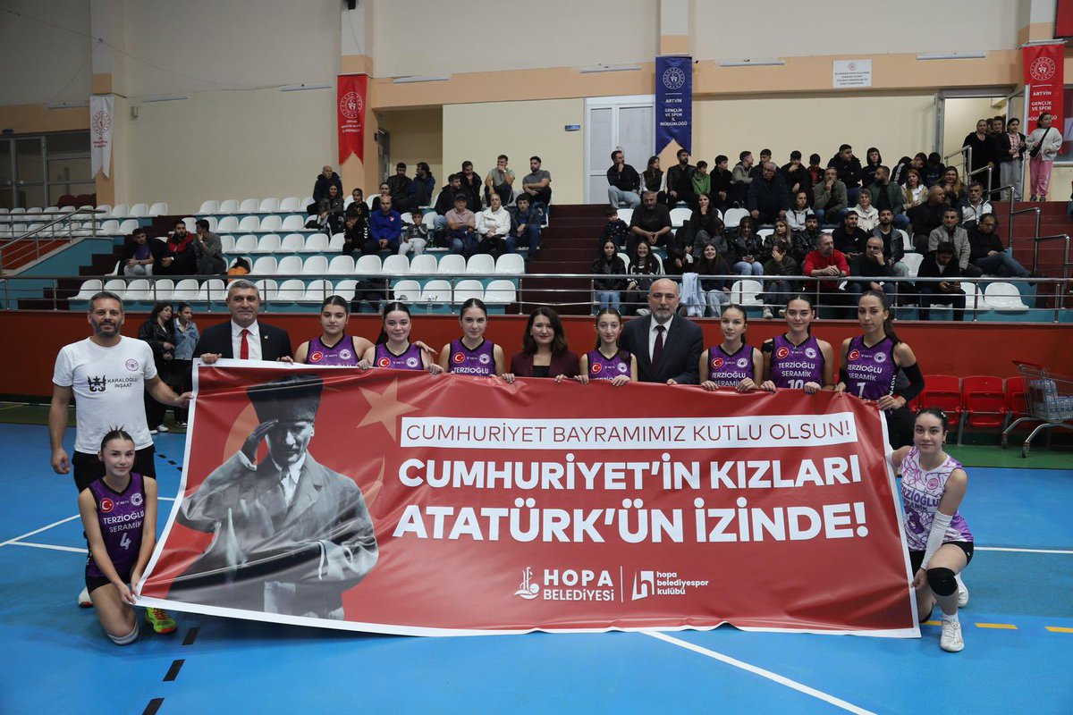Cumhuriyet’in kızları: Filenin Atmacaları 💜🤍

Cumhuriyet Bayramı’nda Hopa Belediyespor Kadın Voleybol Takımımızın yanındaydık.
Osmancık Belediyespor karşısında setlerde 3-0 kaybettik ama kızlarımız mücadeleleriyle salondaki herkese cesaret ve umut verdi.

Cumhuriyet’in