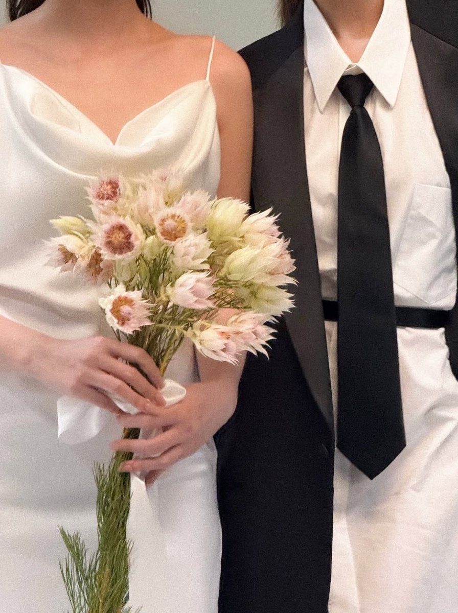 lingormyuri's tweet image. Congratulations to the couple