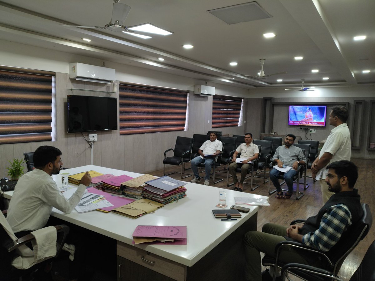 આજ રોજ તાપી જિલ્લાના કલેક્ટર કચેરી ખાતે રાજકીય પક્ષોના પ્રતિનિધિઓ સાથે મતદાર યાદીની ખાસ સઘન સુધારણા ઝુંબેશ(SIR) અંગેની બેઠકમાં તબકકાવાર માહિતી આપી તેમજ જરૂરી મુદ્દાઓ પર ચર્ચા કરવામાં આવી.
<a href="/CMOGuj/">CMO Gujarat</a> 
<a href="/revenuegujarat/">Revenue Dep. Gujarat</a> 
<a href="/InfoGujarat/">Gujarat Information</a> 
<a href="/infotapigog24/">Info Tapi GoG</a>