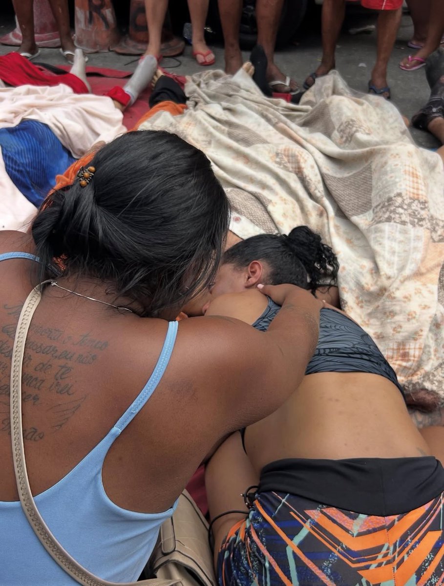 "O que todas as senhoras tinham em comum: a roupa humilde, a pele escura, o rosto abatido pela vida dura. Colocando flores sobre a sepultura... Podia ser a minha mãe, que loucura."

A violência racial estatal também é uma questão de gênero. 

📸 Folhapress