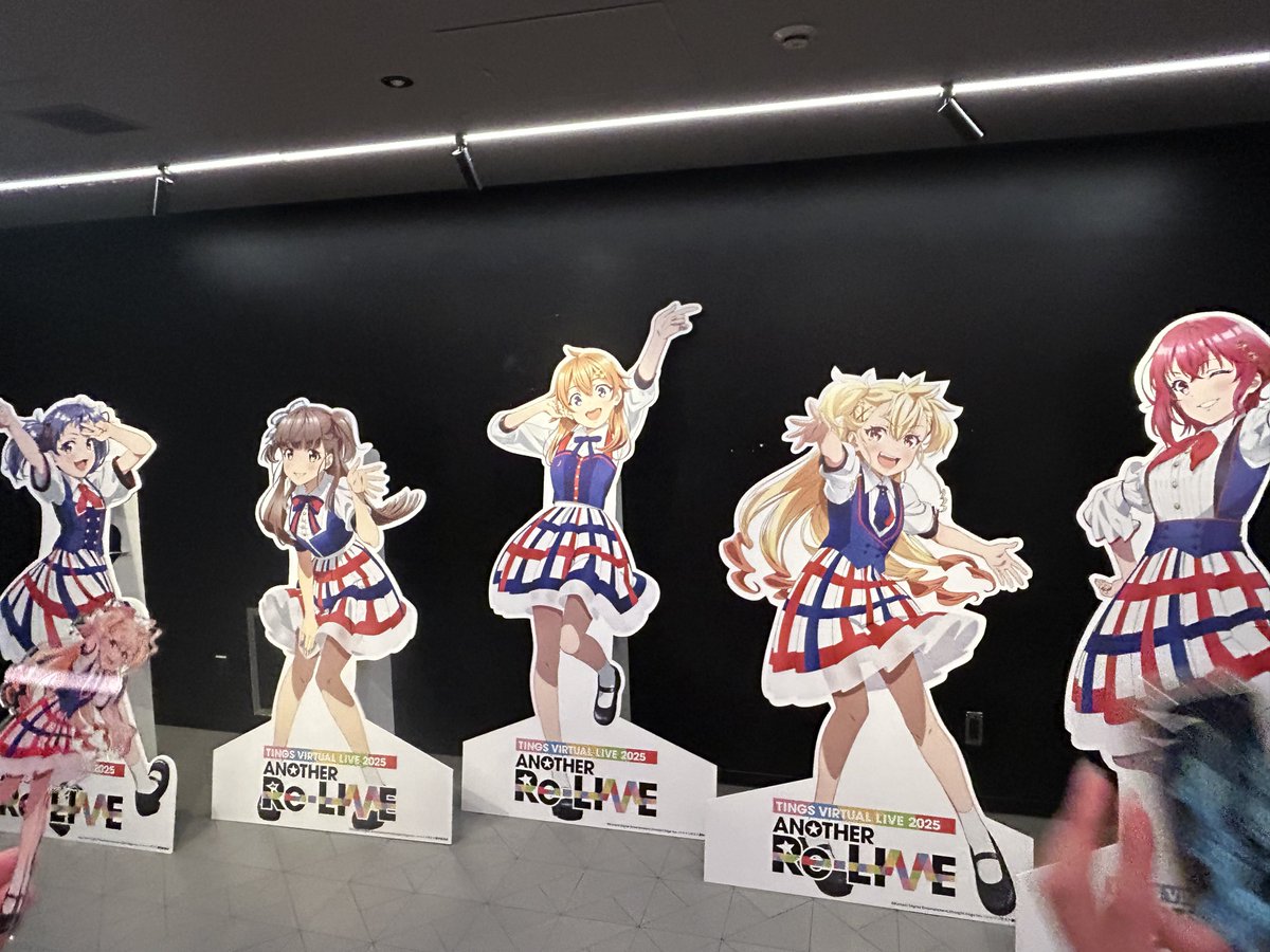 ShinepostLove's tweet photo. 人生初のライブ&amp;初の現地参加でしたが、めっちゃ最高のライブでした！！！
もちろん全ての曲良かったんですが、アンコールからのBe Your Light‼︎はコールの一体感すごくてとても楽しかったです！！
第2部のトークも裏話など聞けて内容も面白かったです！
運営スタッフに感謝！！
#シャインポスト https://t.co/cjW5muMl9I
