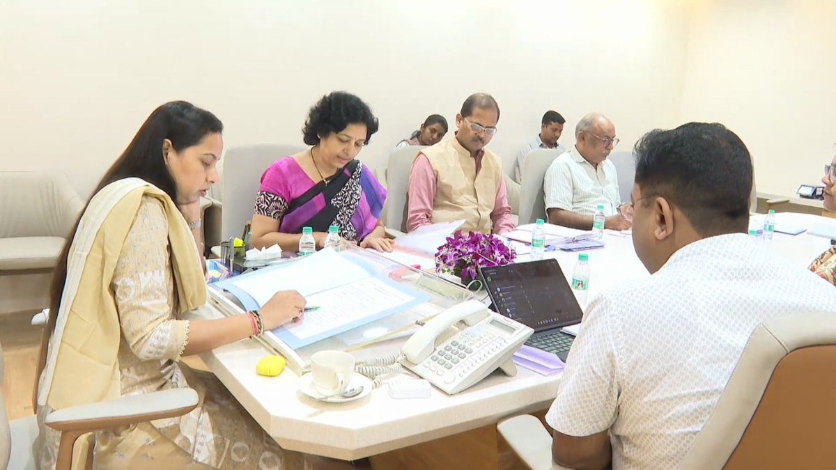 iAditiTatkare's tweet photo. माविमच्या माध्यमातून ‘महिलांचे वैयक्तिक अर्थार्जन आणि व्यवसाय गट निर्मिती’ योजना

आज मंत्रालयात महिला आर्थिक विकास महामंडळाच्या योजना, कामाचा विस्तार आणि बळकटीकरणासंदर्भात महत्त्वपूर्ण बैठक पार पडली. राज्यातील माझ्या भगिनींना उद्योगांसाठी आर्थिकदृष्ट्या सक्षम बनविण्यासाठी आता ‘महिलांचे वैयक्तिक अर्थार्जन आणि व्यवसाय गट निर्मिती’ ही महत्त्वाकांक्षी योजना 'माविम'मार्फत प्रभावीपणे राबविण्यात येणार आहे.

या निर्णयामुळे महिलांना कौशल्यविकास, उद्योजकता प्रशिक्षण, समुपदेशन केंद्रे आणि ॲप-आधारित प्लॅटफॉर्म्सच्या माध्यमातून उत्तम संधी उपलब्ध होतील. तसेच, माविमच्या योजना अधिक सक्षम करण्यासाठी रिक्त पदे भरणे आणि पुनर्रचना करण्यावर सकारात्मक निर्णय घेतला जाईल.

या बैठकीमध्ये, मी रायगड जिल्ह्यामध्ये 'माविम'च्या कामाचा विस्तार करण्याच्या सूचना दिल्या आहेत. सध्याचे १४१ बचत गट वाढवून ३०० गट करण्याचे उद्दिष्ट असून, महिलांना स्थानिक पातळीवर मदत देण्यासाठी रोहा, म्हसळा, श्रीवर्धन येथे नवीन व्यवस्थापित संसाधन केंद्रे (CMRCs) उभारण्यात येतील.

याचबरोबर, 'मुख्यमंत्री महिला सशक्तीकरण अभियाना'च्या निधीतून सुमारे १० लाख महिलांपर्यंत सेवा पोहोचवणाऱ्या 'नवतेजस्विनी प्रकल्पाचा' कालावधी कायम ठेवून, त्यांना आवश्यक आर्थिक मदत देण्यावर भर दिला जाईल.

या बैठकीस महामंडळाच्या व्यवस्थापकीय संचालक राजलक्ष्मी शाह, व्यवस्थापक श्री. महेंद्र गमरे, सहसचिव वि.रा. ठाकूर, अवर सचिव श्री. सुनील सरदार यांच्यासह सर्व संबंधित अधिकारी उपस्थित होते.

@MAVIMnews