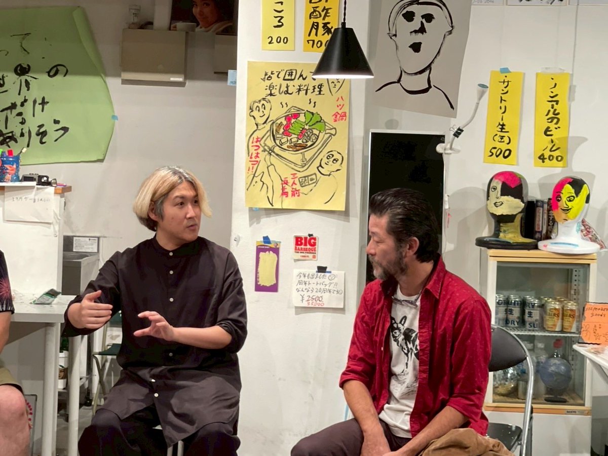 yennuinfo's tweet photo. 【初日終了！】
『かえるまで、が。』初日昨日の19:00回、ご来場ありがとうございました。

アフタートークでは俳優の浅野忠信さんをお迎えしました。

まるで本編の延長のように深くて自由な会話になりました。

会場の空気も本当に特別で、
浅��さんのフラットな雰囲気が壁を壊し、観客の皆さんがその場を一緒に作っている感覚がありました。

浅野さん本当にありがとうございました！！

🎥 トークの一部をYouTubeにアップしました。
（ぜひご覧ください👇）
https://t.co/yfw2iVICpE

快く写真とYouTubeのアップも許可してくださった浅野さんに感謝です！　またお会いできるように頑張ります！

公演は、まだまだ続きます。
次は10/30（木）〜、��公演、空気が変わっていきます。

#エンニュイ  performance      
新作『かえるまで、が。』       

#東京舞台芸術祭2025  参加作品         
会場：三鷹SCOOL         

上演期間：10/28(火)～11/2(日)           

出演：市川フー、浦田かもめ、小林駿、佐藤桃子、zzzpeaker、二田絢乃（50音順）            

作・演出：長谷川優貴            

「境界がにじみ、会話が溶けていく夜。 私はまだ、私だと言えるのか」            

○チケット発売中！        
🎫予約はこちら      

当日精算：https://t.co/cNexdIoxNJ      
電子チケット：https://t.co/26NhBQGuCN