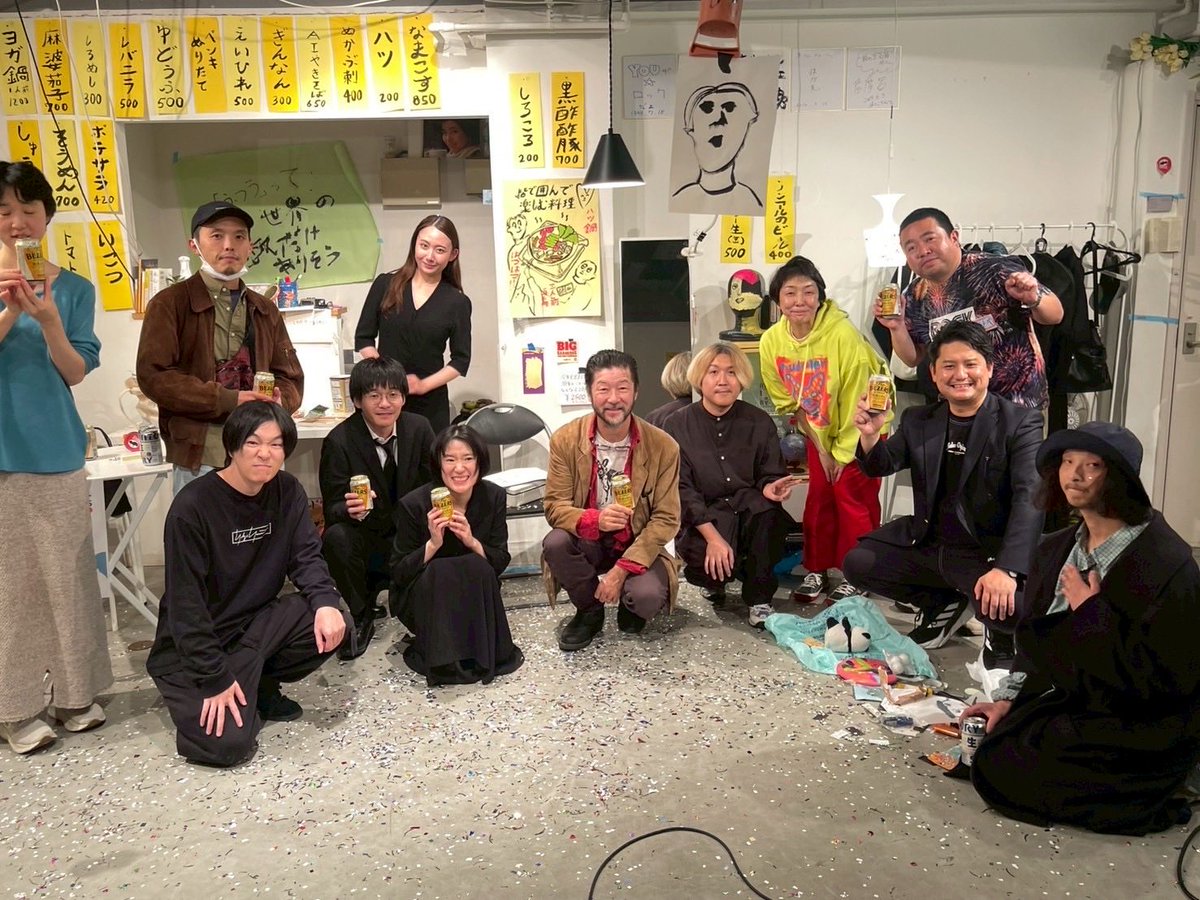 yennuinfo's tweet photo. 【初日終了！】
『かえるまで、が。』初日昨日の19:00回、ご来場ありがとうございました。

アフタートークでは俳優の浅野忠信さんをお迎えしました。

まるで本編の延長のように深くて自由な会話になりました。

会場の空気も本当に特別で、
浅��さんのフラットな雰囲気が壁を壊し、観客の皆さんがその場を一緒に作っている感覚がありました。

浅野さん本当にありがとうございました！！

🎥 トークの一部をYouTubeにアップしました。
（ぜひご覧ください👇）
https://t.co/yfw2iVICpE

快く写真とYouTubeのアップも許可してくださった浅野さんに感謝です！　またお会いできるように頑張ります！

公演は、まだまだ続きます。
次は10/30（木）〜、��公演、空気が変わっていきます。

#エンニュイ  performance      
新作『かえるまで、が。』       

#東京舞台芸術祭2025  参加作品         
会場：三鷹SCOOL         

上演期間：10/28(火)～11/2(日)           

出演：市川フー、浦田かもめ、小林駿、佐藤桃子、zzzpeaker、二田絢乃（50音順）            

作・演出：長谷川優貴            

「境界がにじみ、会話が溶けていく夜。 私はまだ、私だと言えるのか」            

○チケット発売中！        
🎫予約はこちら      

当日精算：https://t.co/cNexdIoxNJ      
電子チケット：https://t.co/26NhBQGuCN
