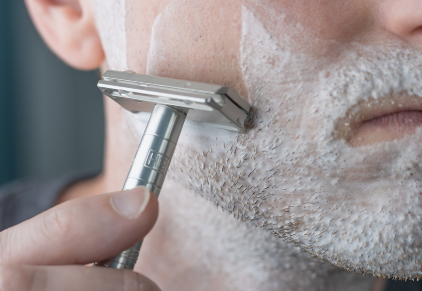 AmongMenMag's tweet image. Thinking of ditching your basic cartridge razor and saving some cash? If you want a solution that cuts as well as a safety razor, but has a similar easy learning curve as using a cartridge, then the Henson razor stands apart:

amongmen.com/style-grooming…