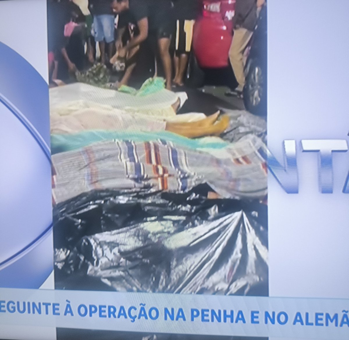 logan_rjbr's tweet photo. "Moradores" estão tirando roupa camuflada de BANDIDOS e deixando eles só de cueca dizendo que são inocentes que foram "assassinados". BANDIDO BOM E BANDIDO MORTO E QUEM DEFENDE E BANDIDO TAMBÉM. https://t.co/ji2Ca03dIs