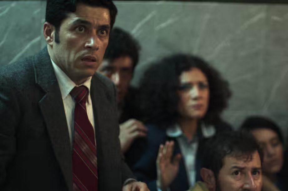 NUNCA VEAMOS ESTA PORQUERÍA 
“Noviembre” es una película hecha para exculpar al M19 de la masacre del Palacio de Justicia. El hijueputa petrista de Santiago Alarcón interpreta al magistrado Gaona (QUÉ HUMILLACIÓN): el actor que aplaude a sus victimarios interpretando una víctima.