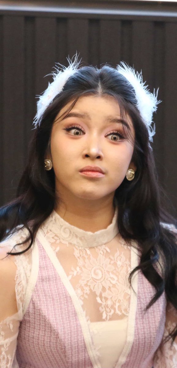 ADU BOLA MATA👀
MVnya udah rilis jangan lupa ditontonn🥰 nih adu bola mata dlu🤓