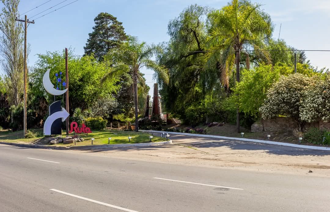 #AHORA En un hotel del sector de la Av. La Voz del Interior al 5550, habría un hombre armado en una de las habitaciones y se niega a salir. Al parecer, momentos antes, habría robado en Villa Belgrano cual se investiga. <a href="/PoliciaCbaOf/">Policía de Córdoba</a> yl ETER en el lugar. Info: Javier Sassi