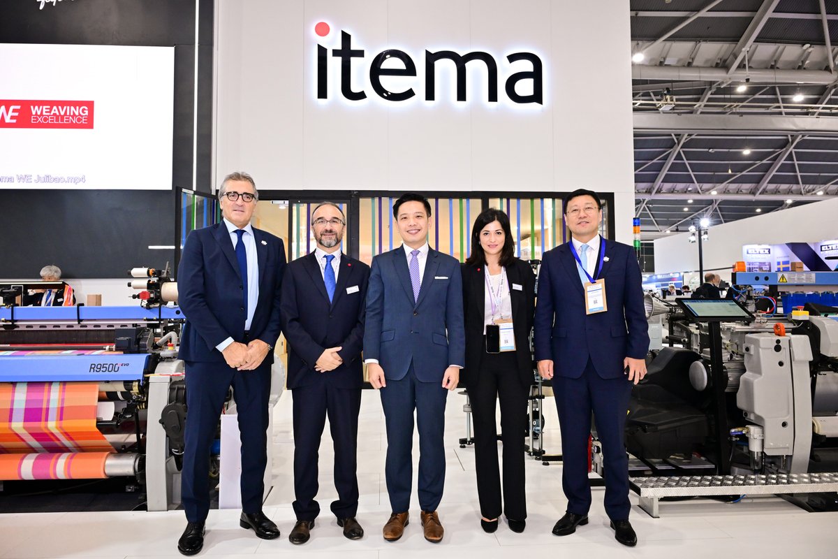 We were honored to welcome Mr. Alvin Tan, Minister of State for Trade &amp; Industry and National Development of Singapore, to our booth at #ITMAAsia2025.
It was a privilege to present Itema’s latest #innovations and to share our vision for the future of weaving.
#ItemaTakesSingapore