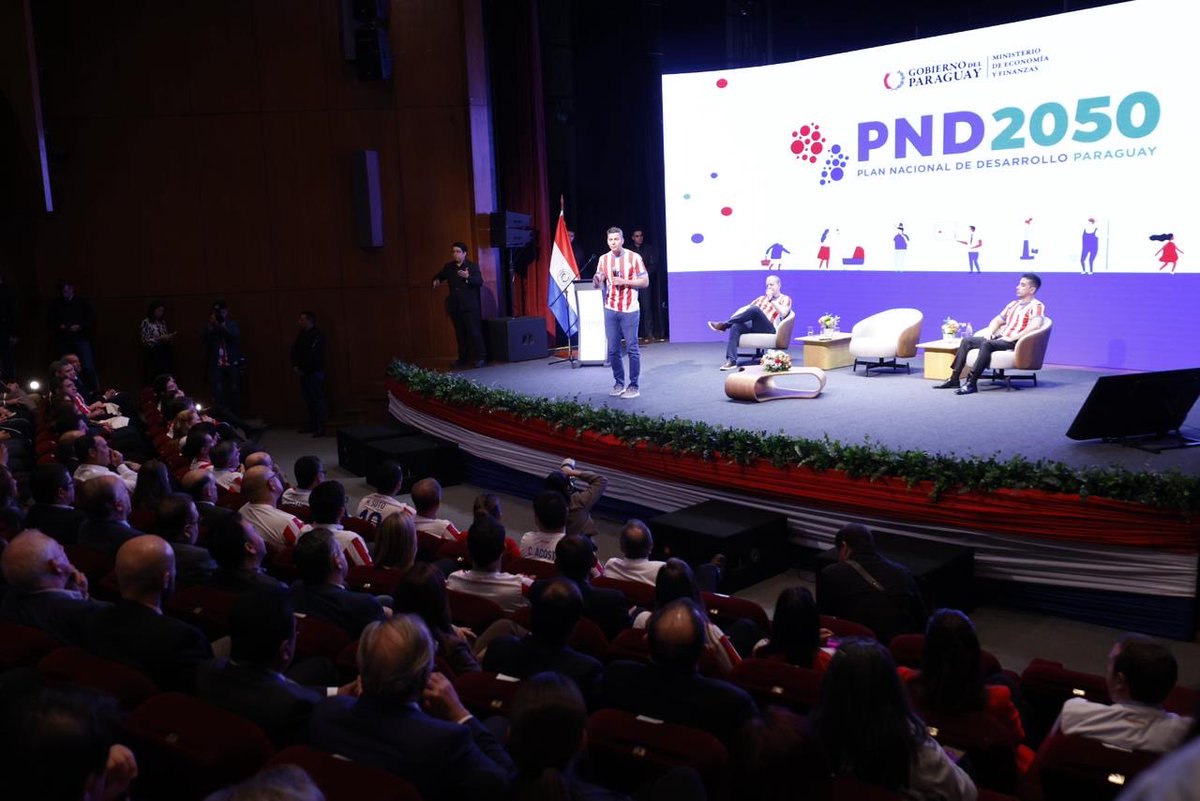 MTESS_PY's tweet photo. #PND2050 | #Paraguay 🇵🇾proyecta su futuro hacia el 2050 

La ministra de Trabajo, @monicarecalded, acompañó al presidente de la República, @SantiPenap, en la presentación del Plan Nacional de Desarrollo Paraguay 2050, una hoja de ruta que marcará el rumbo del país hacia un modelo de desarrollo inclusivo, sostenible y equitativo.

El #PND2050 es el principal instrumento del Sistema Nacional de Planificación  y orienta las políticas públicas, la inversión y la asignación de recursos del Estado, promoviendo la coherencia y la articulación entre las distintas instituciones. Su elaboración fue el resultado de un proceso participativo sin precedentes, que integró las voces de la ciudadanía, el sector privado, la sociedad civil y los organismos del Estado, consolidando una visión compartida del país que queremos construir.

El Plan Paraguay 2050 coloca al trabajo y la empleabilidad en el centro del desarrollo humano. Plantea construir un #MercadoLaboral innovador, inclusivo y competitivo, capaz de generar empleos formales de calidad y garantizar la participación plena de mujeres, jóvenes y personas con discapacidad. Propone además fortalecer la educación técnica, la formación profesional y la capacitación continua como motores del crecimiento productivo y de la cohesión social.

Desde el Ministerio de Trabajo, la ministra Recalde acompaña esta visión impulsando políticas activas de formación, inclusión y formalización laboral. A través del @SNPP_Paraguay y el @Sinafocal , el MTESS trabaja  para fortalecer las habilidades del capital humano, anticiparse a las demandas de los sectores productivos y promover oportunidades de empleo digno en todo el país, avanzando con determinación hacia el Paraguay del 2050.