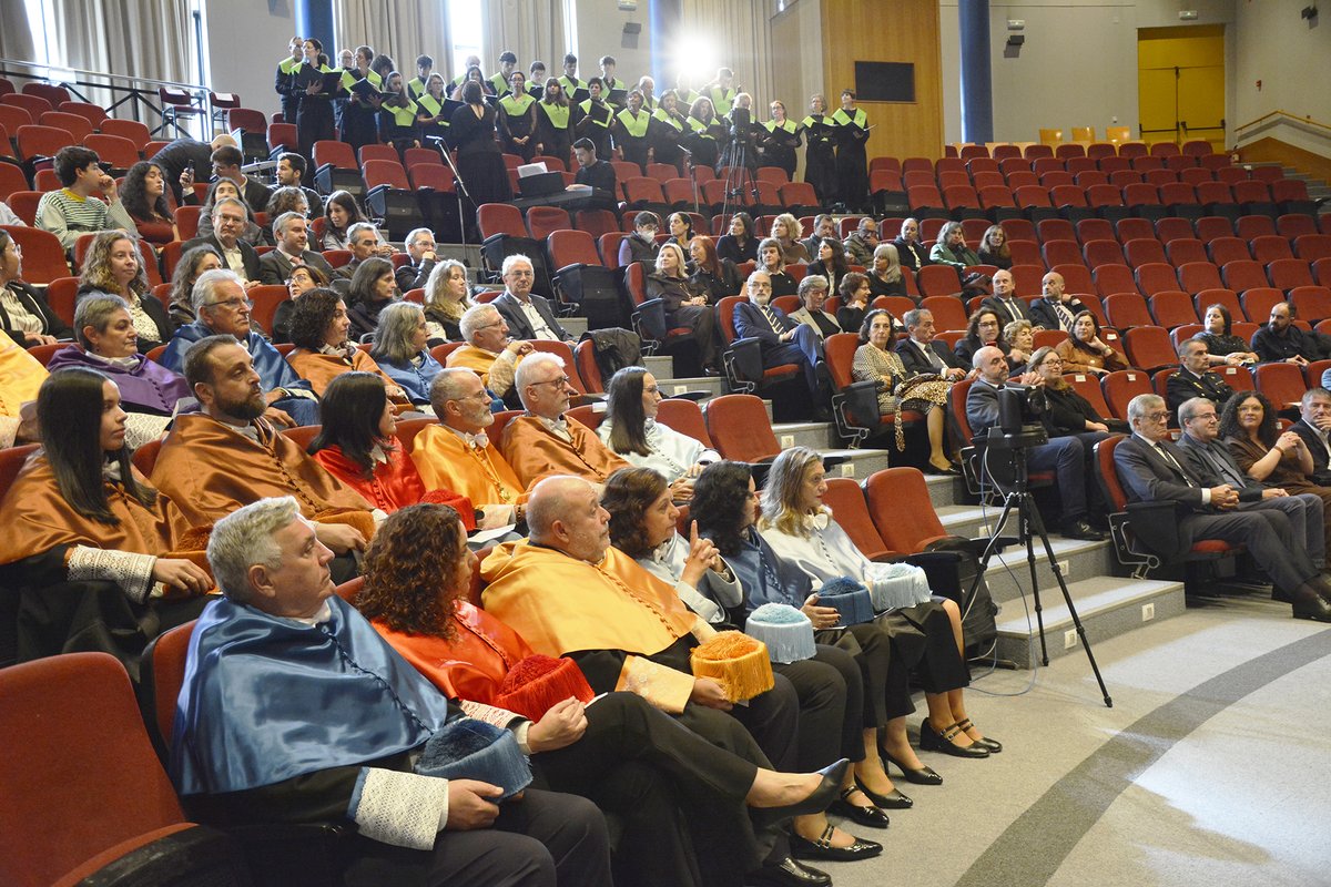 A <a href="/uvigo/">Universidade de Vigo</a> inviste doutora honoris causa á astrofísica viguesa Begoña Vila en recoñecemento á súa contribución á exploración do Universo. O solemne acto tivo lugar este mércores no campus de Ourense.

➡️ acortar.link/mh1q80 

#duvi #uvigo #xeracionuvigo